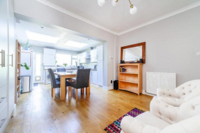 Charming Retreat West London - Spacious & Modern